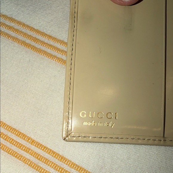 Gucci tan patent leather wallet with Gold Clasp - Picture 7 of 12
